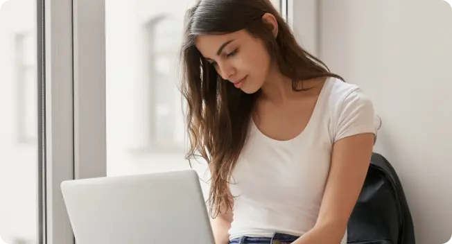 Mujer subiendo orden médica en su computador