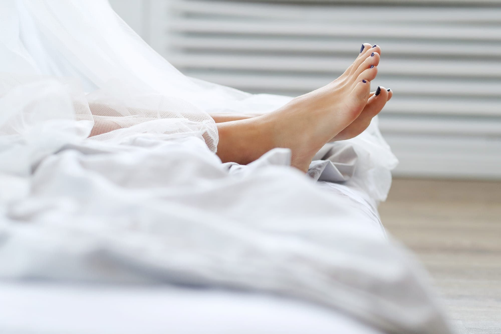 ¿Por qué se calientan los pies por la noche? Las causas del calor en los pies al dormir