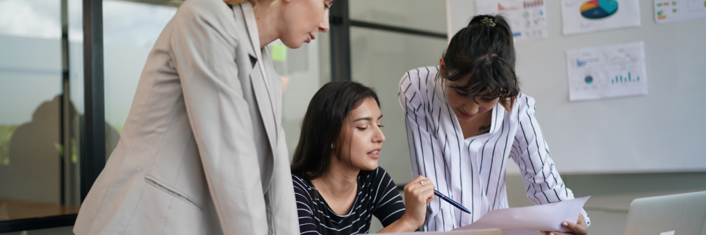 Personas revisando un documento